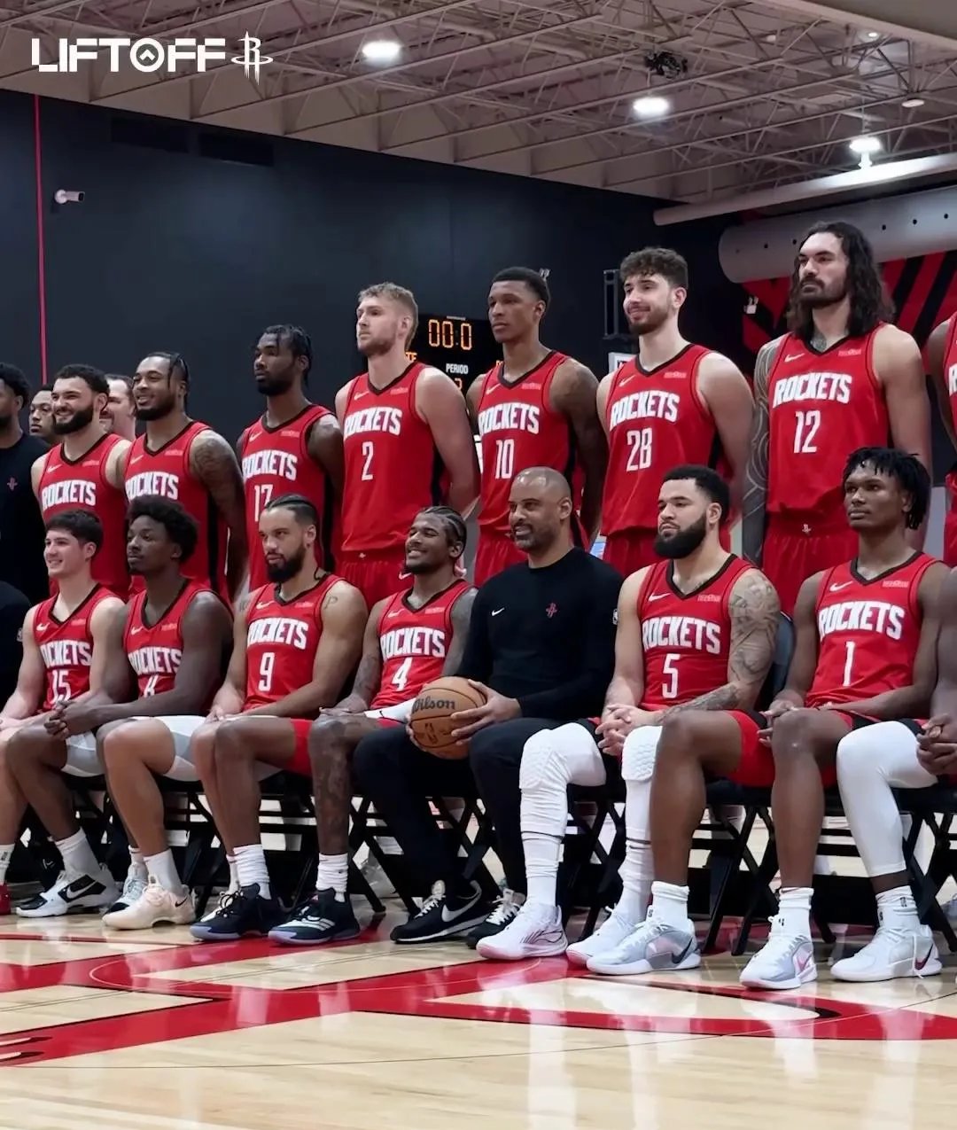 关于欧联转会期再迎强敌；休斯敦火箭手感冰凉；主帅态度：媒体盛赞；团队化学反应显著的信息